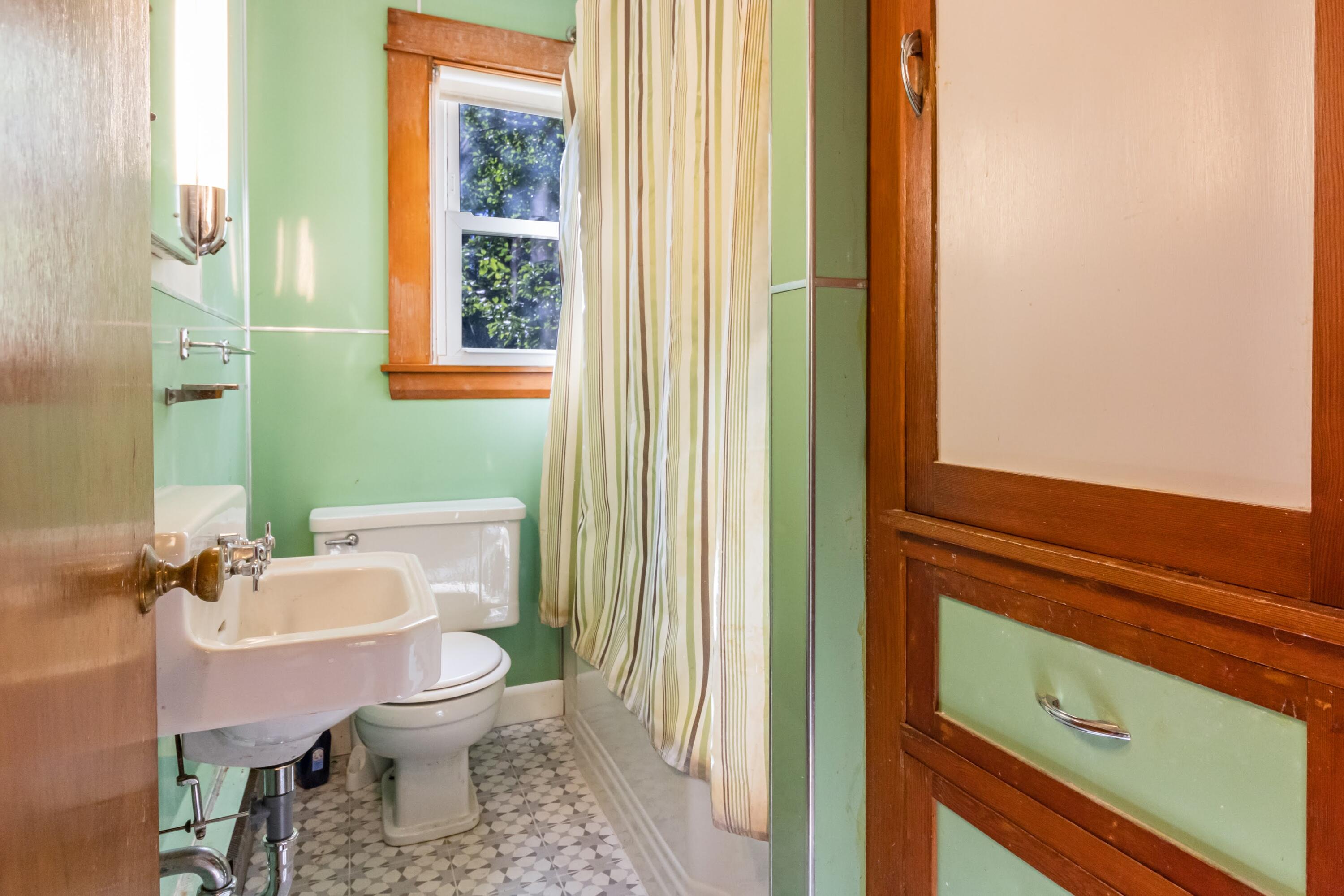201 Main Road South Hampden, ME 04444 - Photo 18 of 29 201 Main Rd S Interiors-12