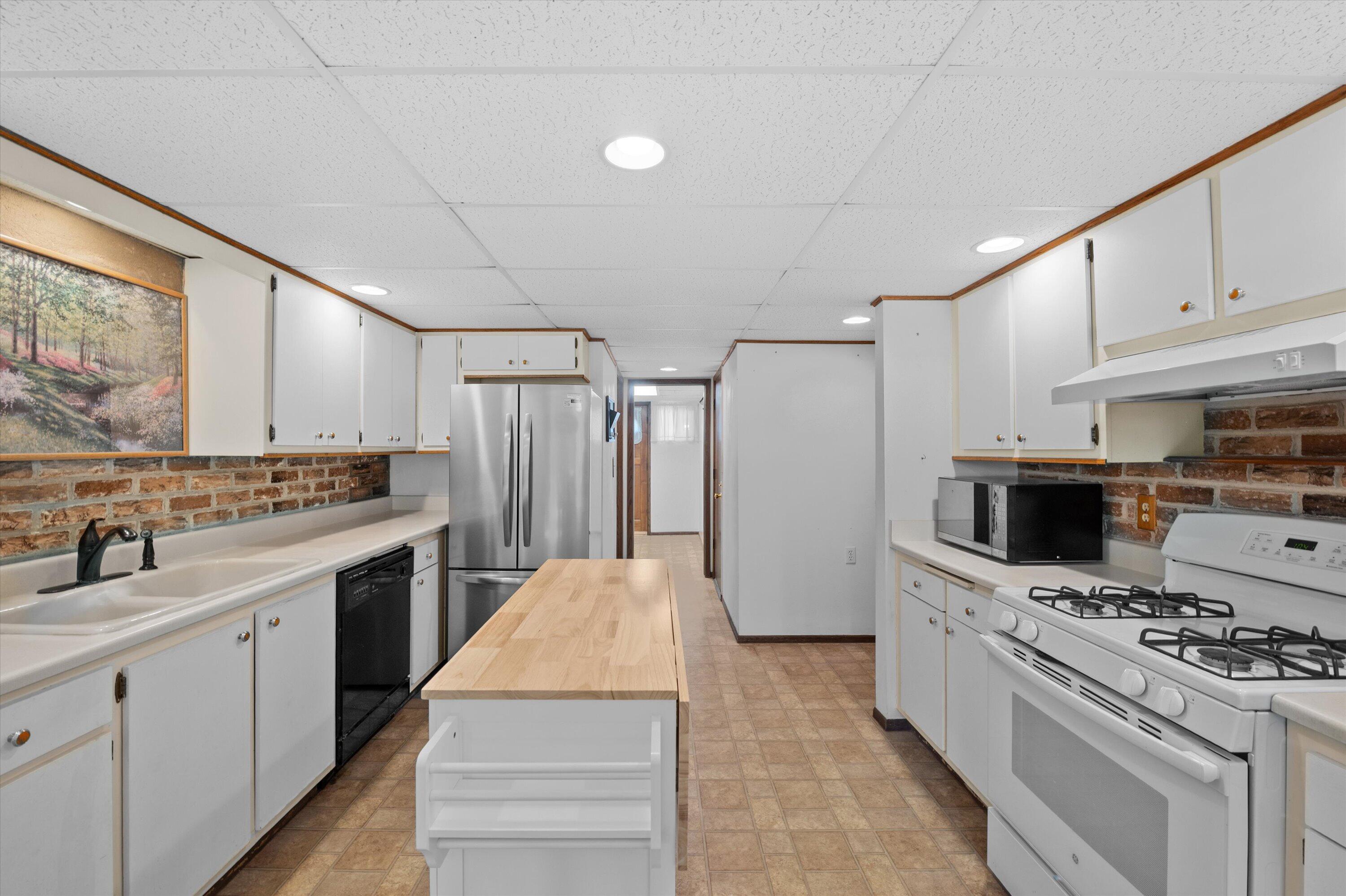 972 Valentine Road Oconomowoc, WI 53066 - Photo 12 of 34 Kitchen