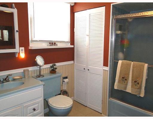 1014 11th Street McKees Rocks, PA 15136 - Photo 12 of 18 Full Bath.