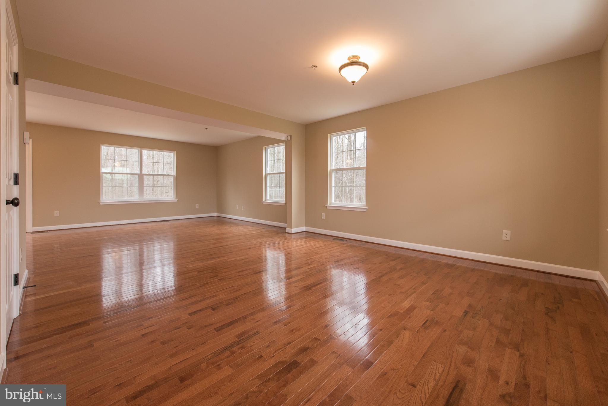 1013 Wampler Road Baltimore, MD 21220 - Photo 11 of 29 Living Room