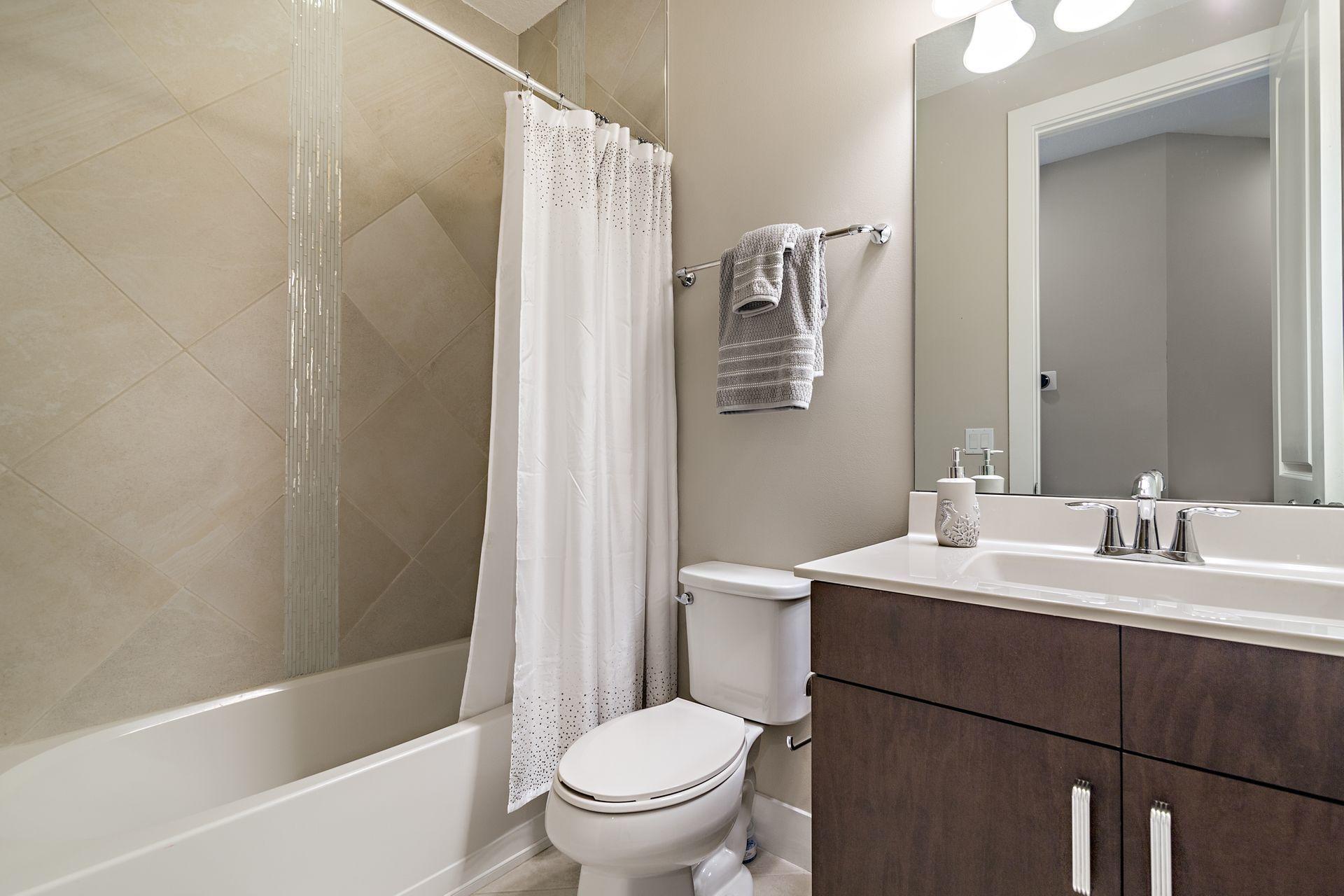 13332 Alton Road Palm Beach Gardens, FL 33418 - Photo 25 of 40 Guest Bathroom