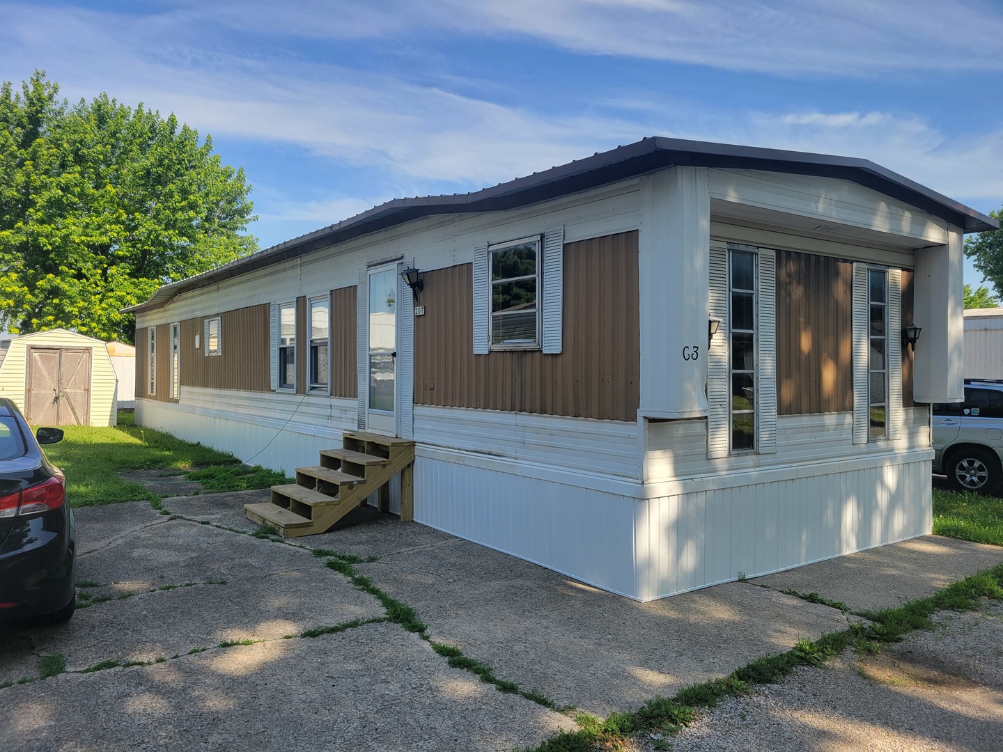 a view of a house with backyard