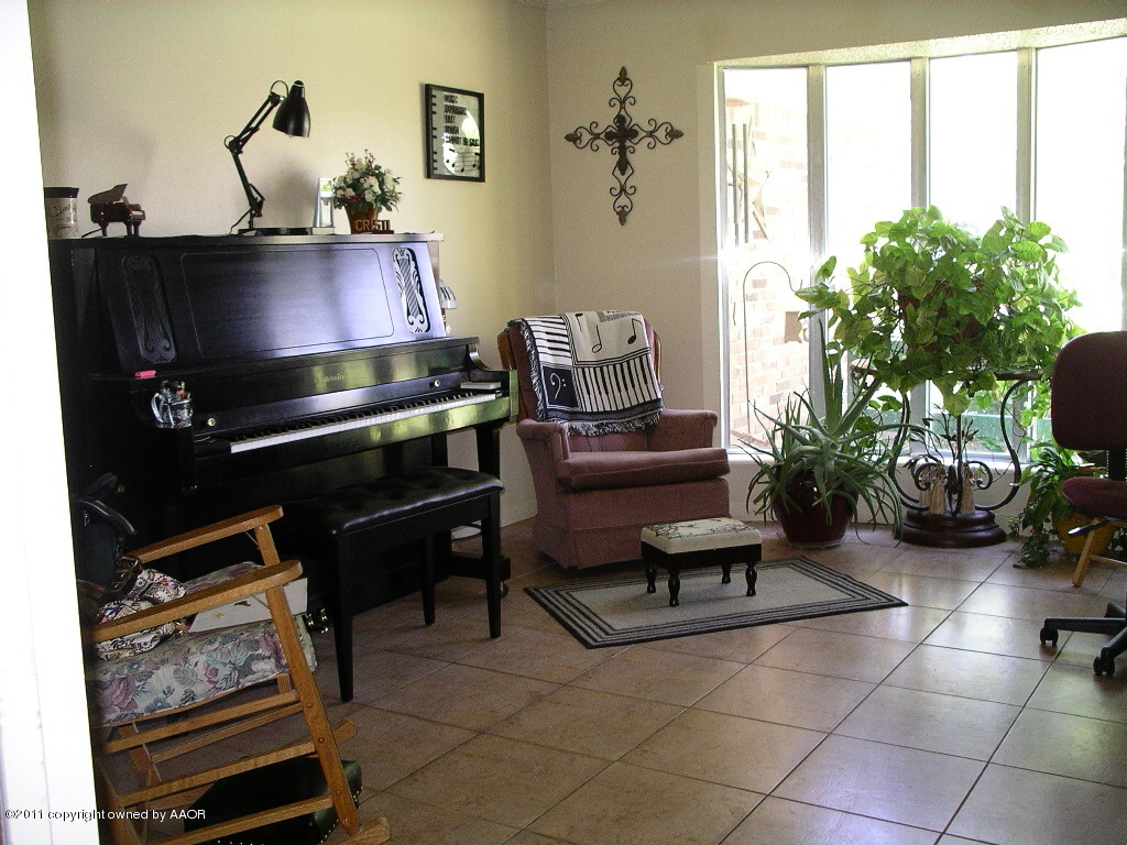 7207 Calumet Road Amarillo, TX 79106 - Photo 5 of 20 Sitting Room1