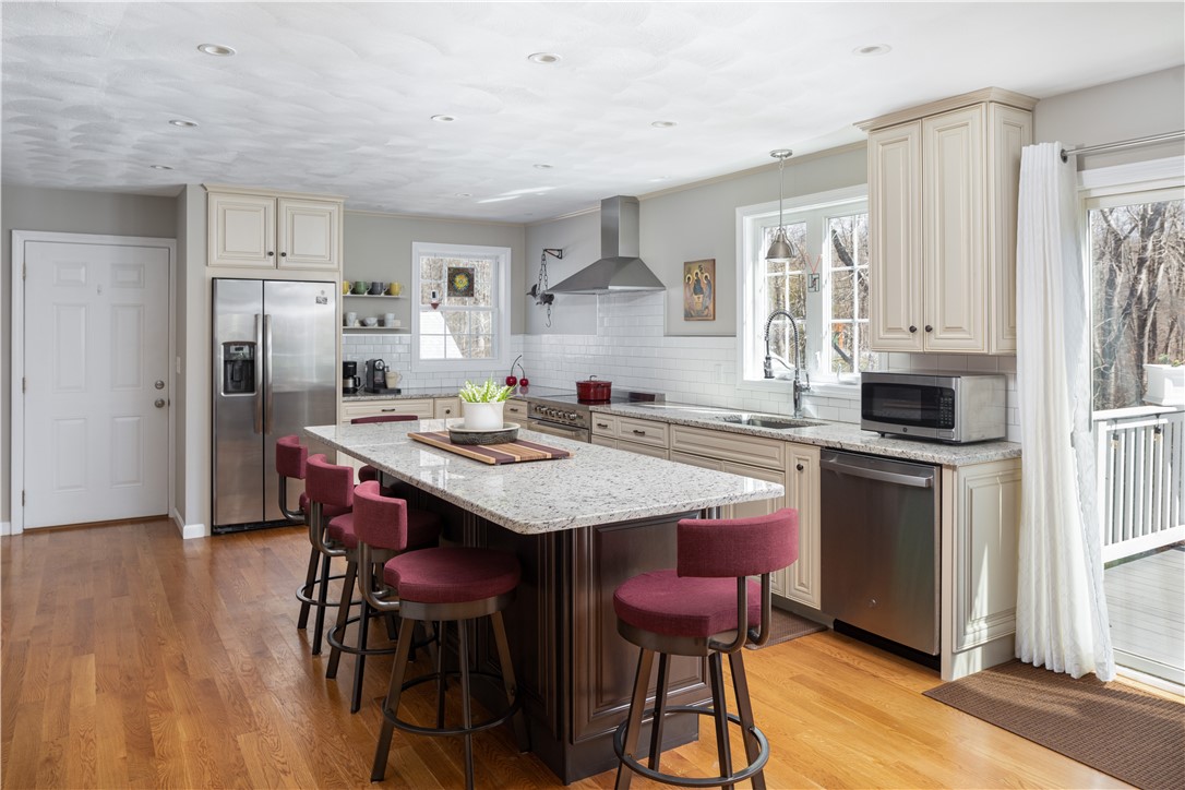 892 Brayton Road Tiverton, RI 02878 - Photo 3 of 38
