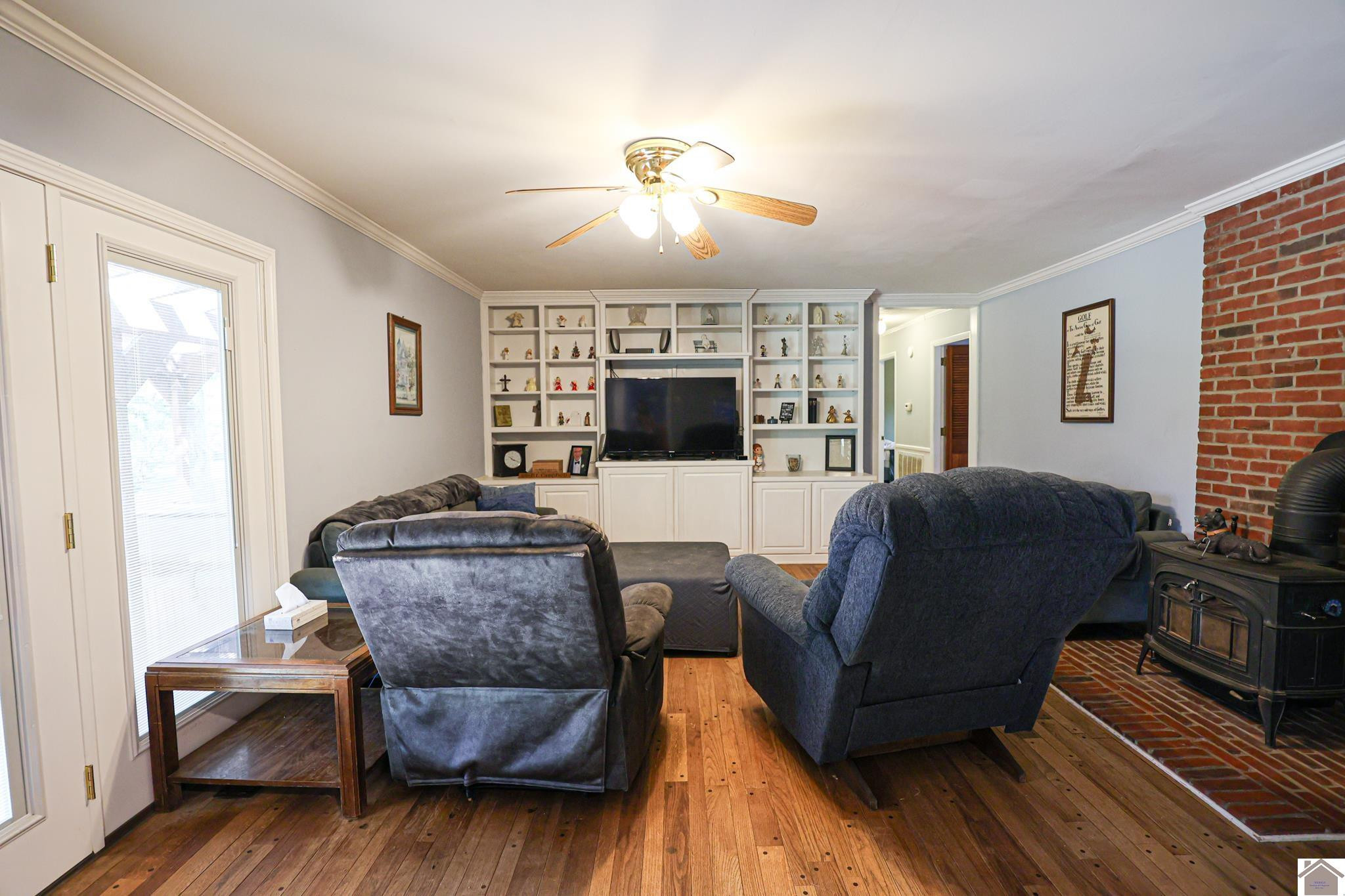 2045 South Friendship Road Paducah, KY 42003 - Photo 21 of 35 Living Room