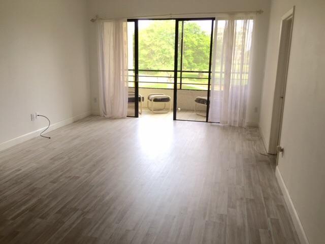 7508 La Paz Boulevard, Unit 207 Boca Raton, FL 33433 - Photo 4 of 25 Living room