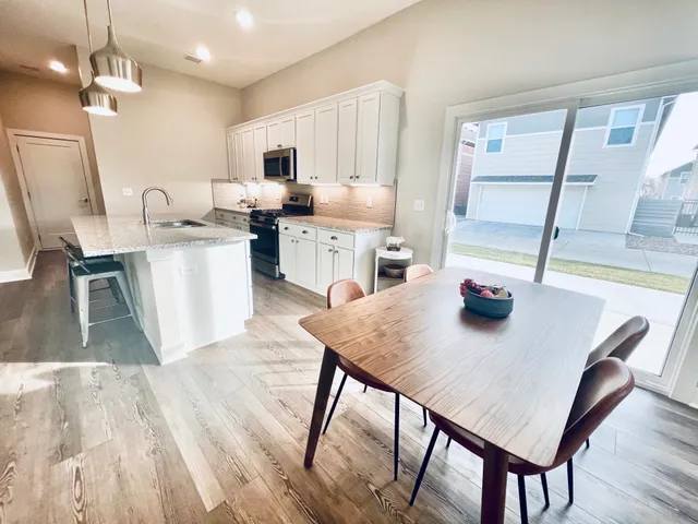 $279,690 | 429 East Douglas Avenue, Andover, KS 67002