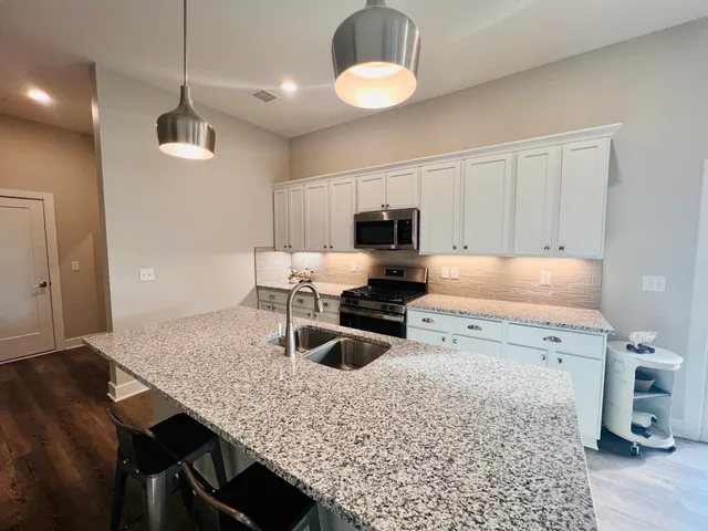 $279,690 | 429 East Douglas Avenue, Andover, KS 67002