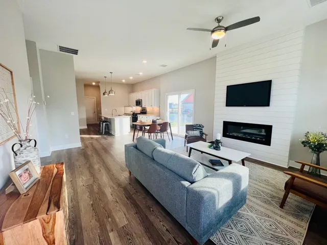 $279,690 | 429 East Douglas Avenue, Andover, KS 67002