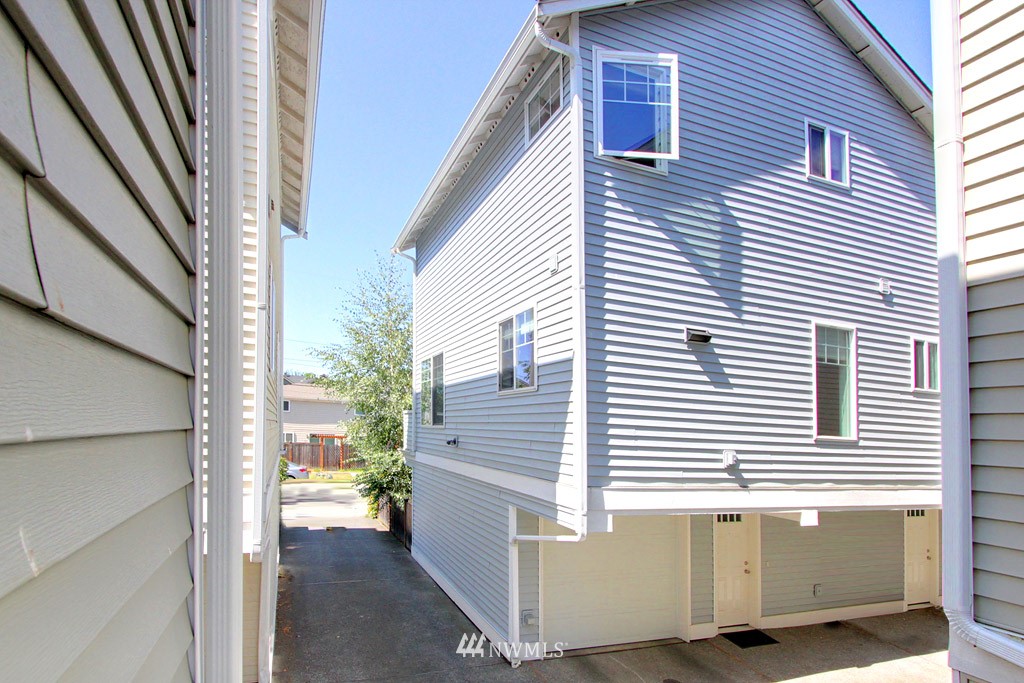8542 Midvale Avenue North, Unit A Seattle, WA 98103 - Photo 2 of 15