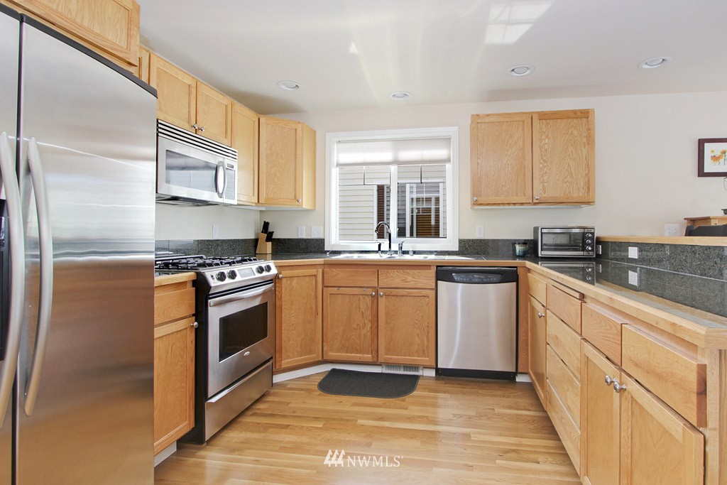 8542 Midvale Avenue North, Unit A Seattle, WA 98103 - Photo 4 of 15