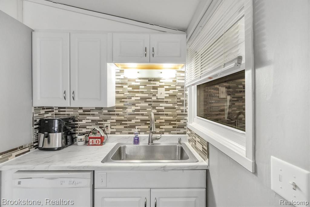 858 Pine Tree Road Lake Orion, MI 48362 - Photo 12 of 31