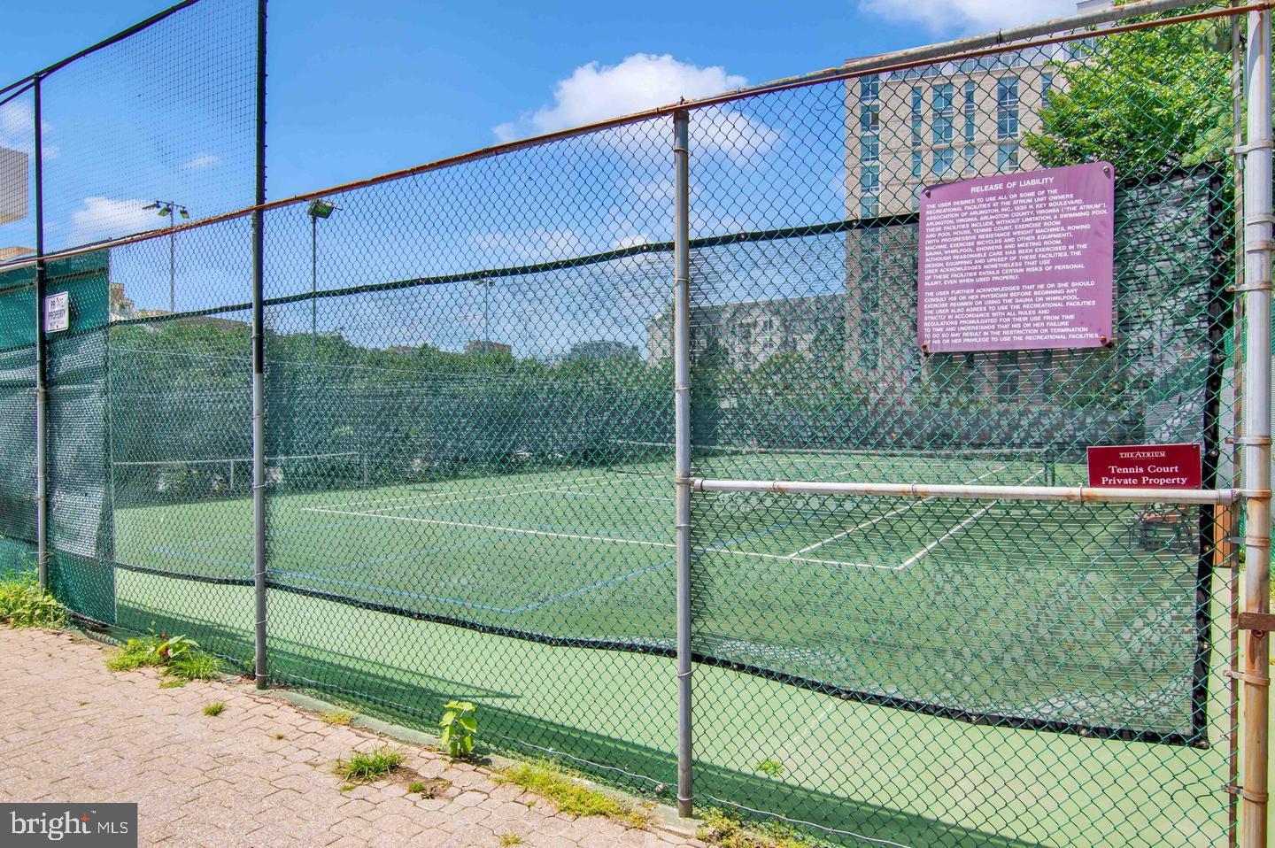1530 Key Boulevard, Unit 715 Arlington, VA 22209 - Photo 36 of 41 a view of a backyard
