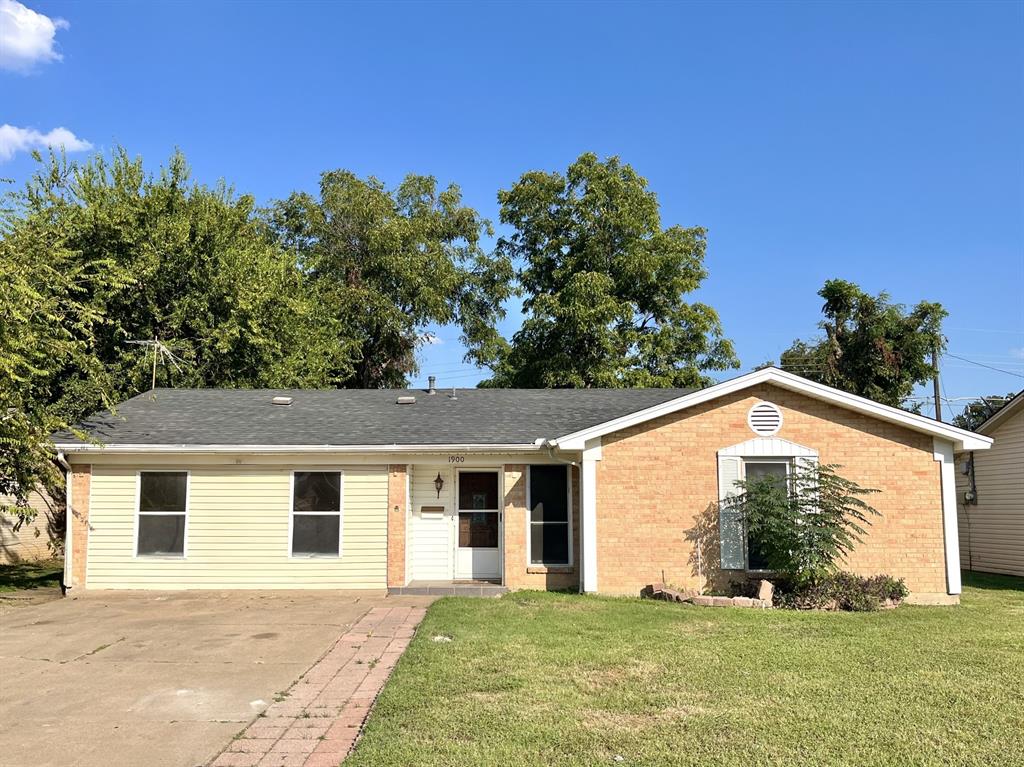 Six bedrooms and 2,251 sq ft of living space make this a perfect home for a large or multi-generational family!