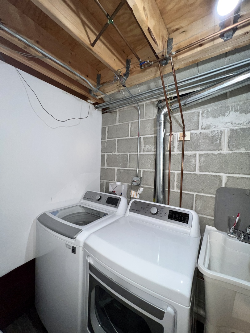 815 Suffield Square Lincolnshire, IL 60069 - Photo 25 of 27 a utility room with dryer and washer
