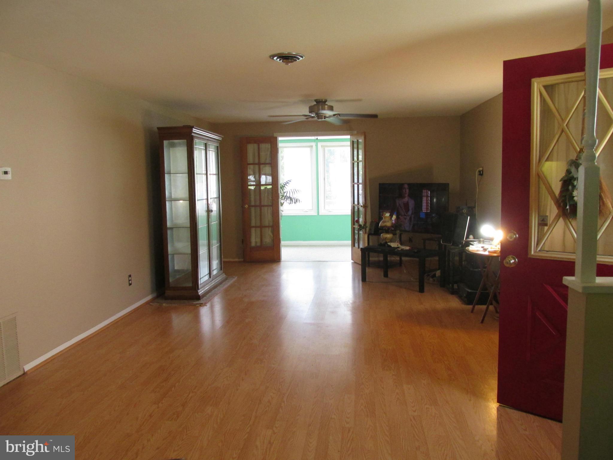 2430 Alma Road Baltimore, MD 21227 - Photo 8 of 30 Living Room
