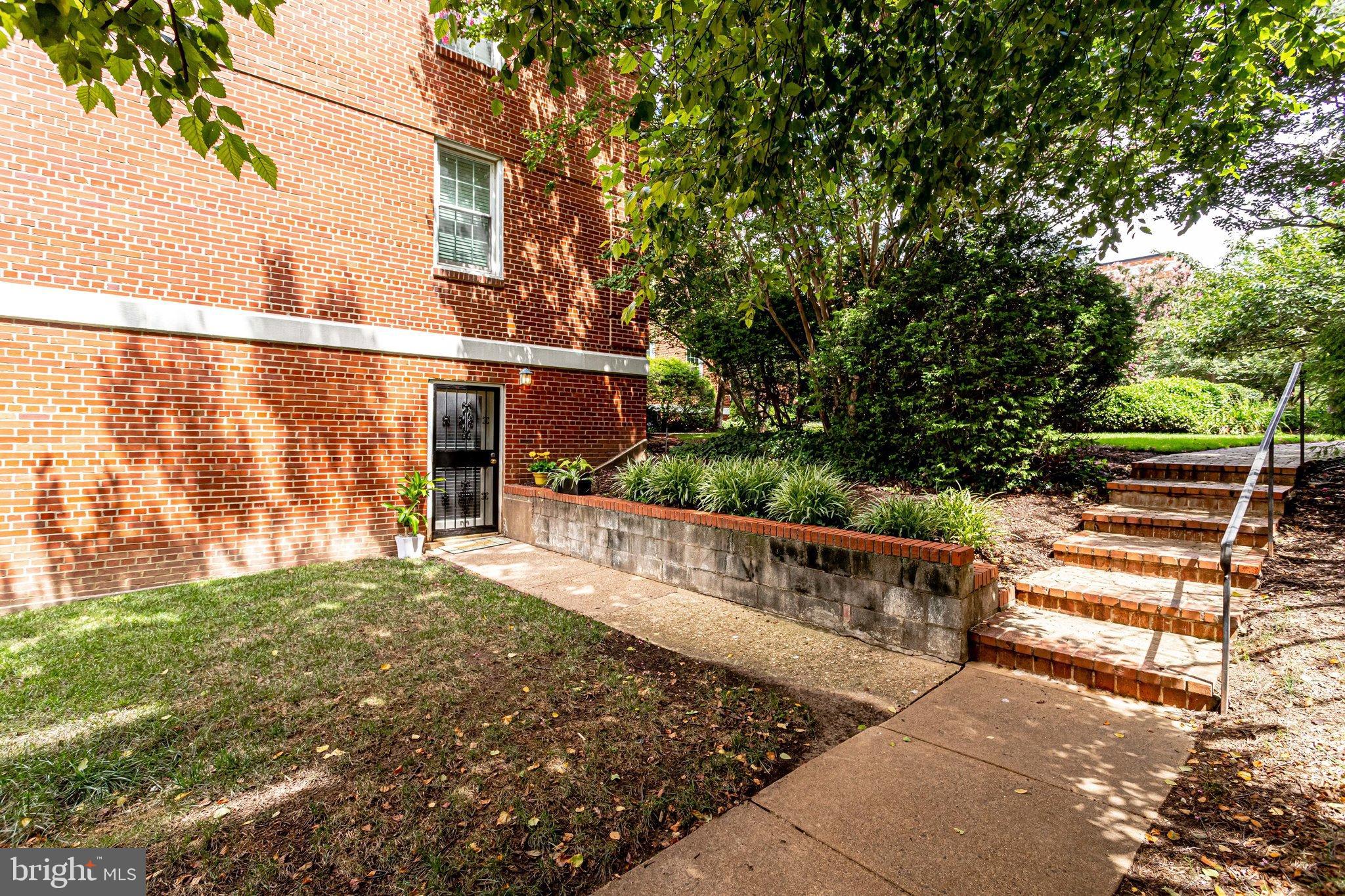 22 South Old Glebe Road, Unit 7D Arlington, VA 22204 - Photo 23 of 31 Private Entrance to Unit opens to Common Area
