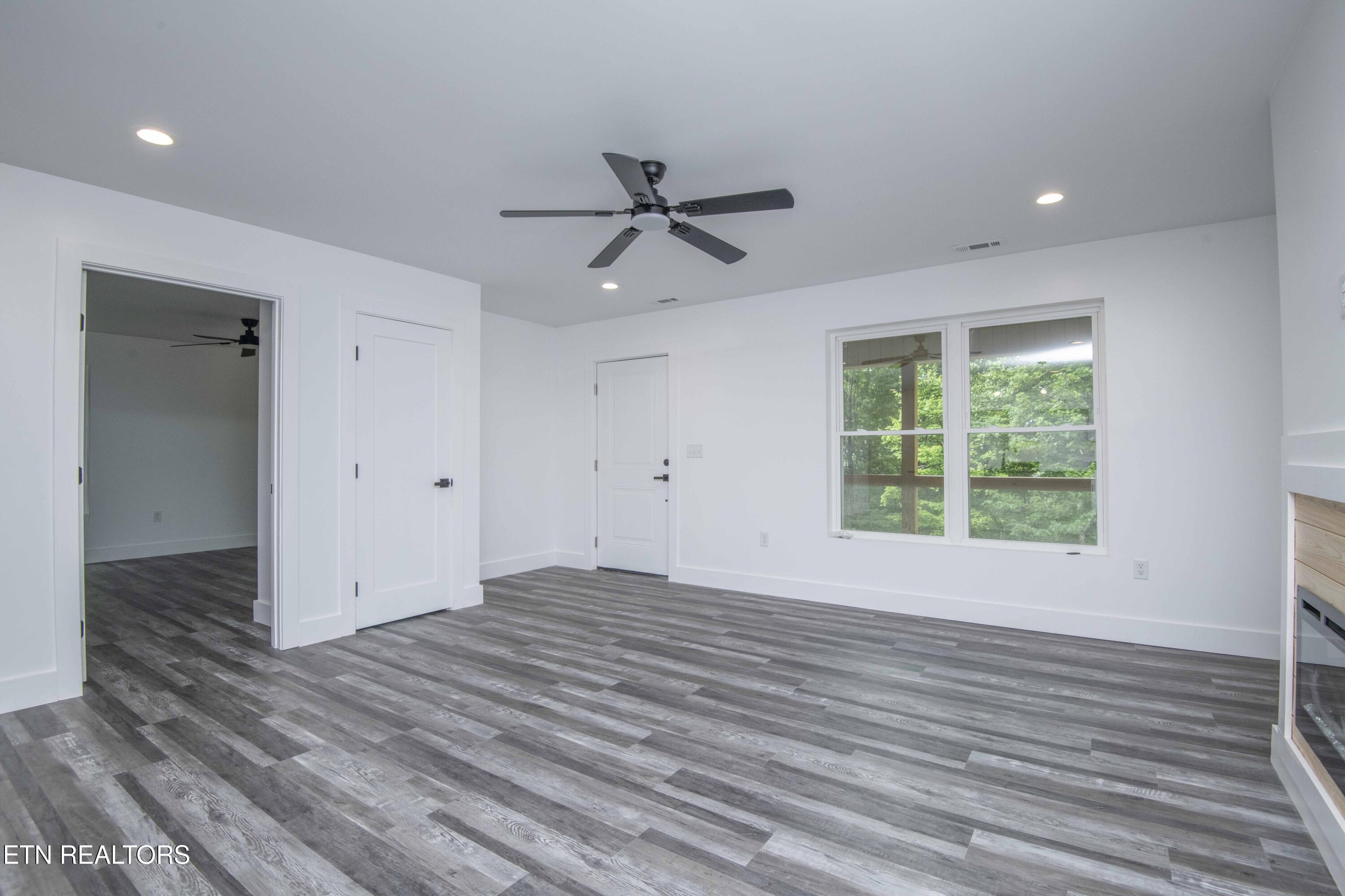 185 Oak Tree Road Spring City, TN 37381 - Photo 10 of 18 living 4_1