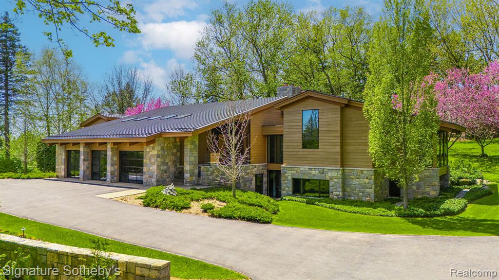 5051 Beach Road Troy, MI 48098 - Photo 1 of 52