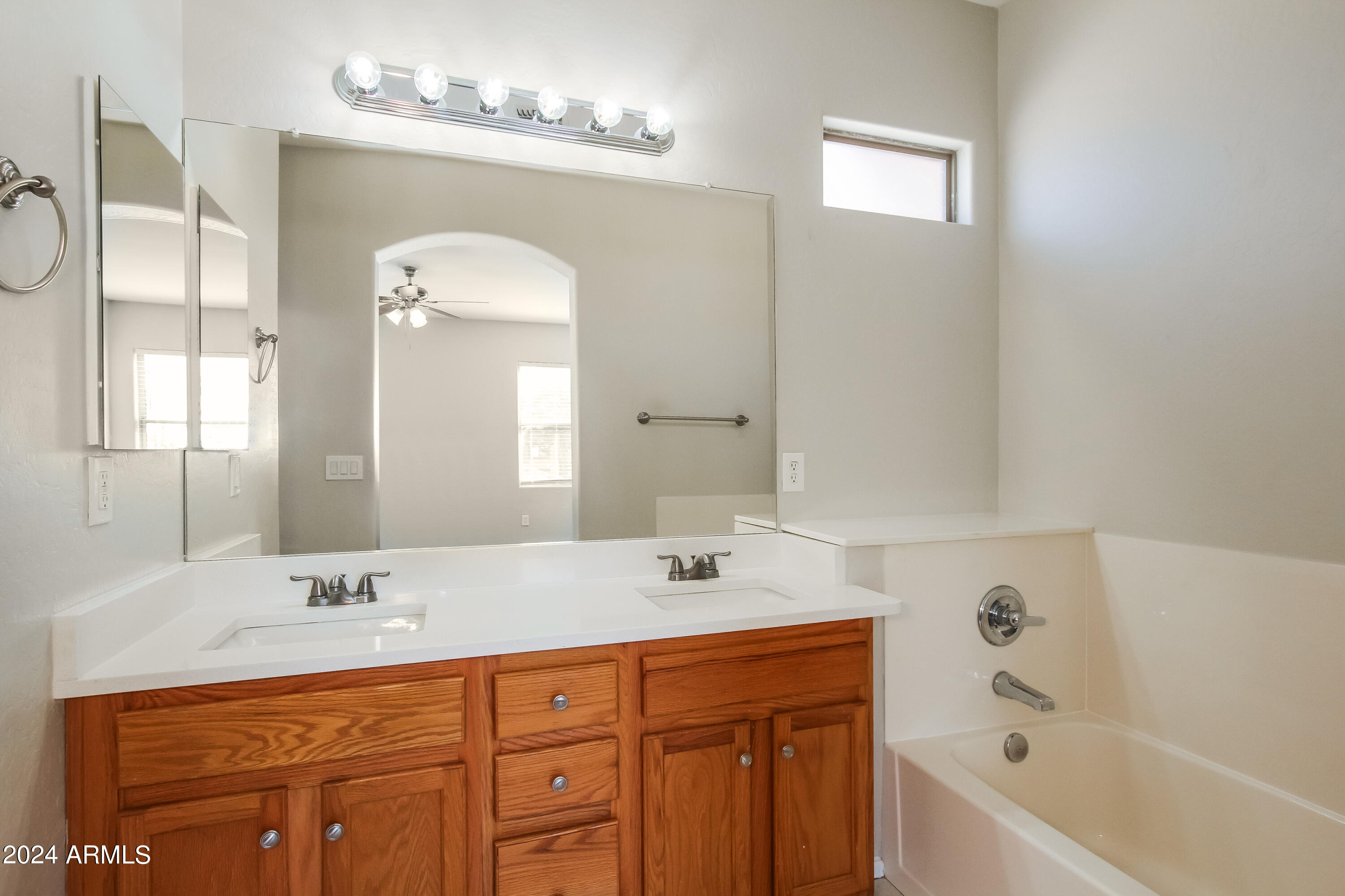 3608 West Kathleen Road Phoenix, AZ 85053 - Photo 20 of 27 013-photo-main-bathroom-14062465