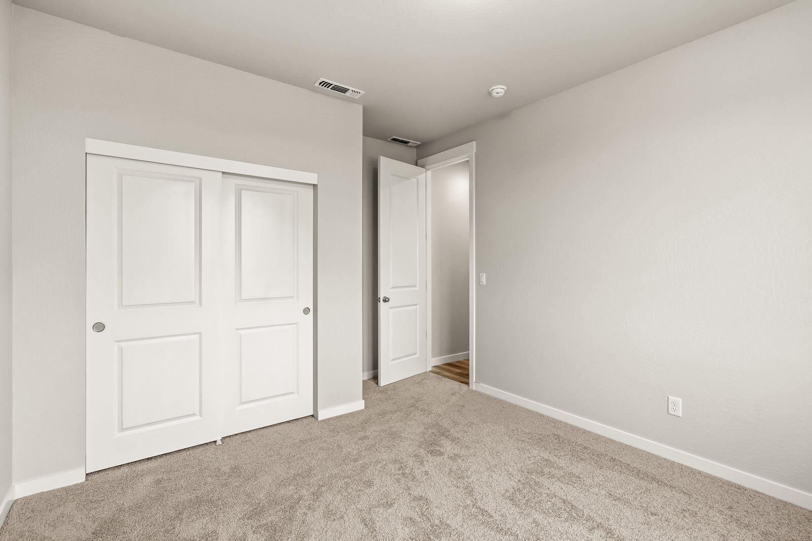 669 Old Waverly Way, Unit 20 Eagle Point, OR 97524 - Photo 24 of 32 a view of an empty room