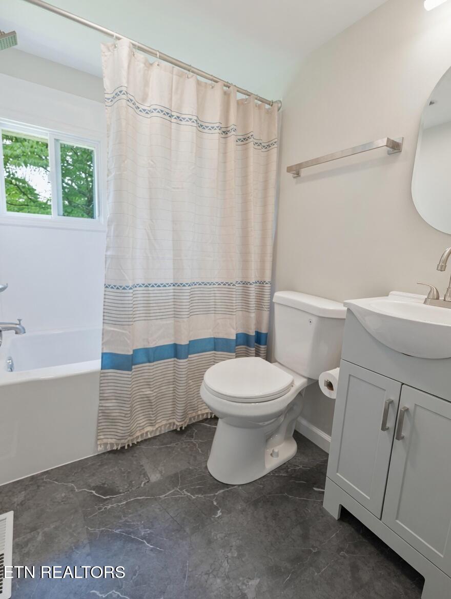 606 West Outer Drive Oak Ridge, TN 37830 - Photo 25 of 32 Bathroom