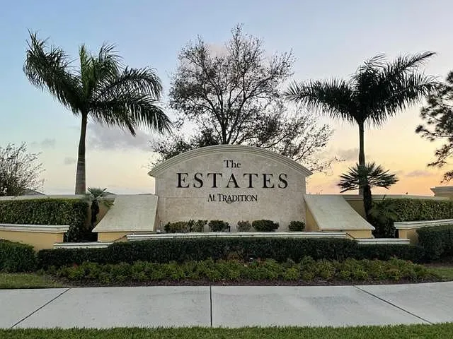 a sign that is sitting on the side of a road