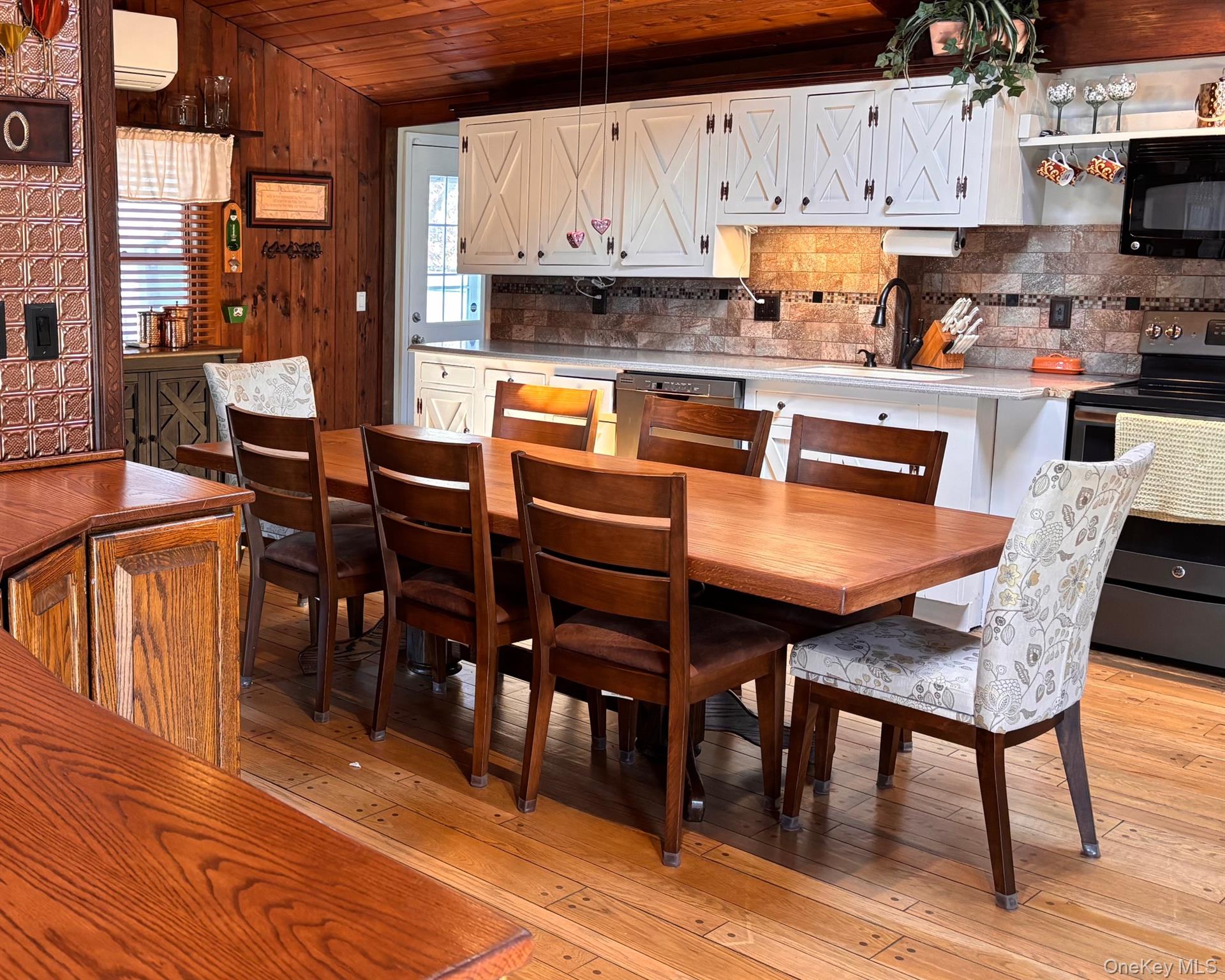 212 Matthews Road Oakdale, NY 11769 - Photo 13 of 38
