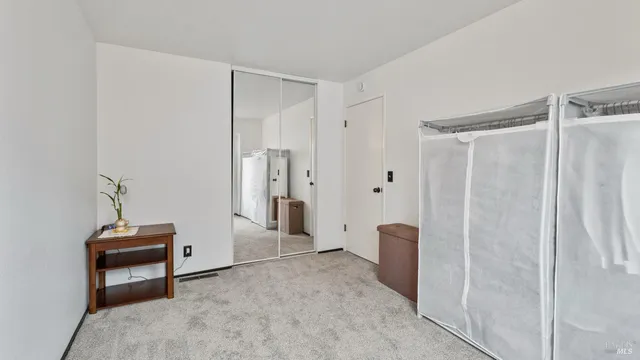 a view of livingroom with furniture and ceiling fan