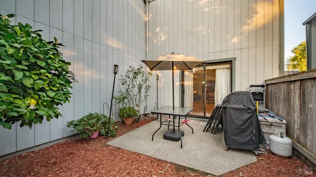 a view of a house with backyard