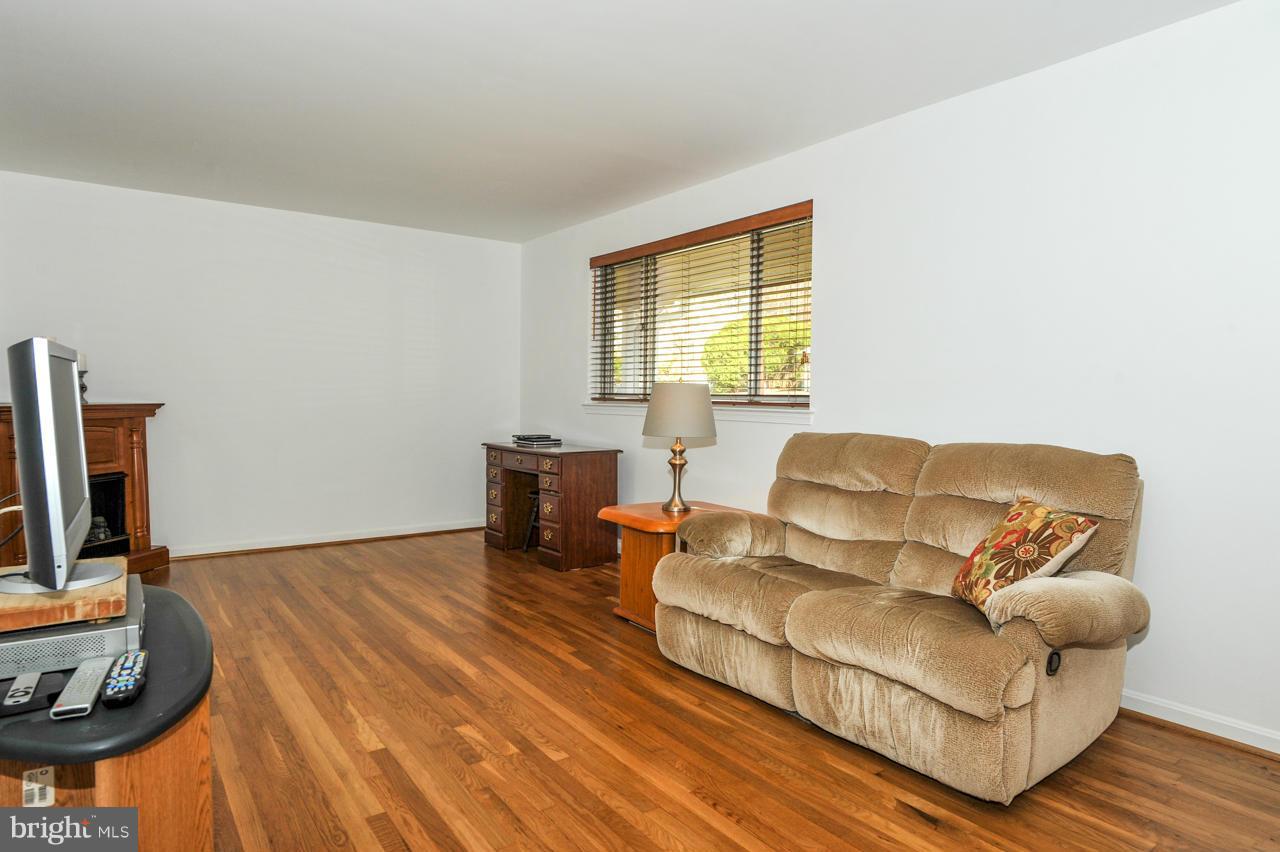 6910 Vancouver Road Springfield, VA 22152 - Photo 4 of 28 a living room with furniture and a window