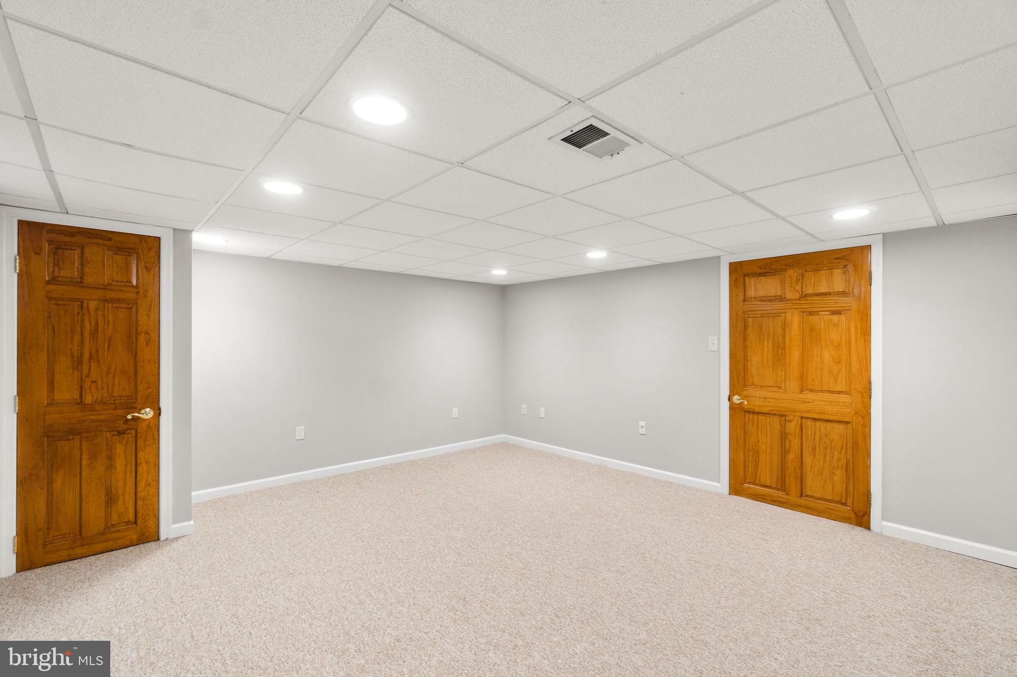 134 Marburth Avenue Baltimore, MD 21286 - Photo 18 of 27 an empty room with windows