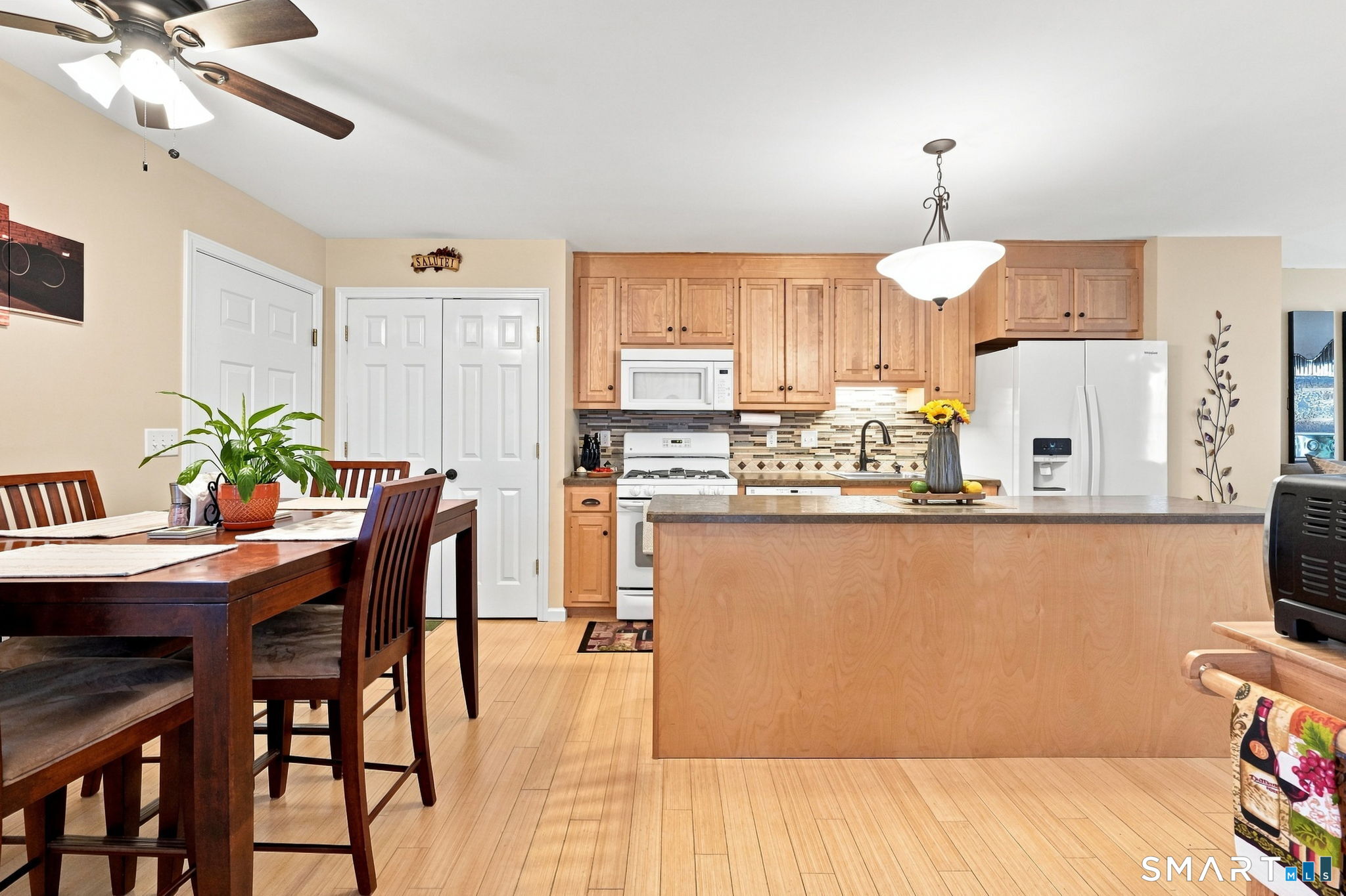 18 Folkstone Road, Unit D East Windsor, CT 06016 - Photo 26 of 36 Open floor plan kitchen with eat in dining