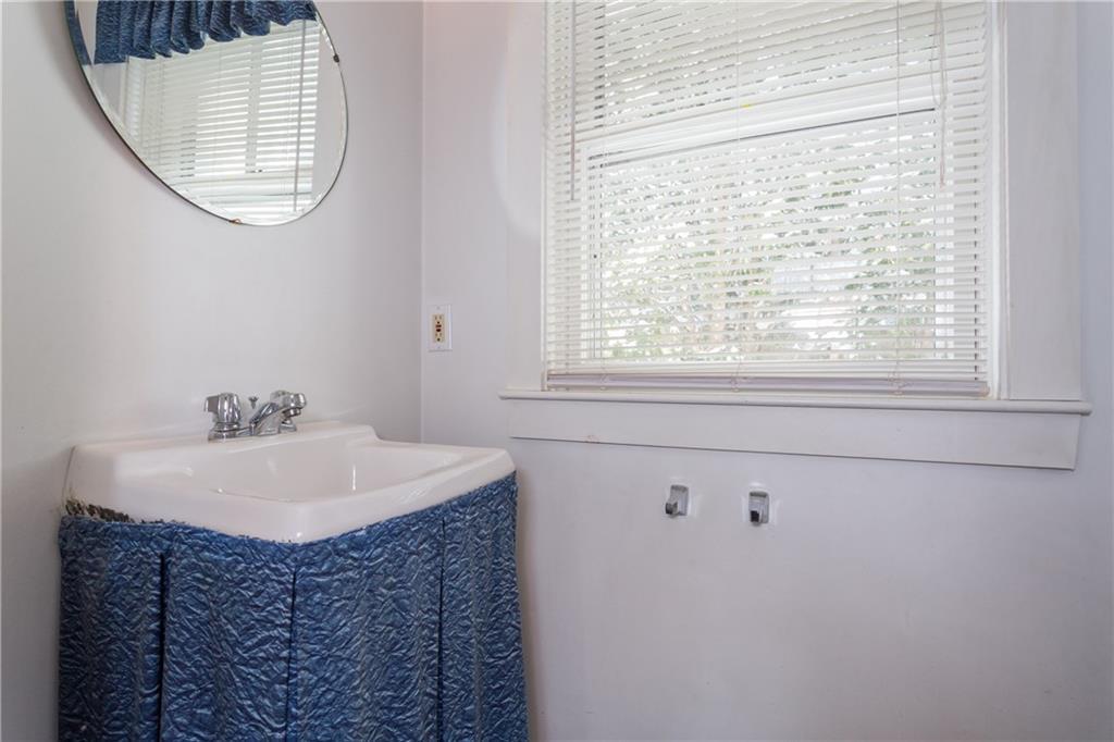 46 Frazier Pasture Road Ogunquit, ME 03907 - Photo 14 of 34 A first floor guest bath off the...