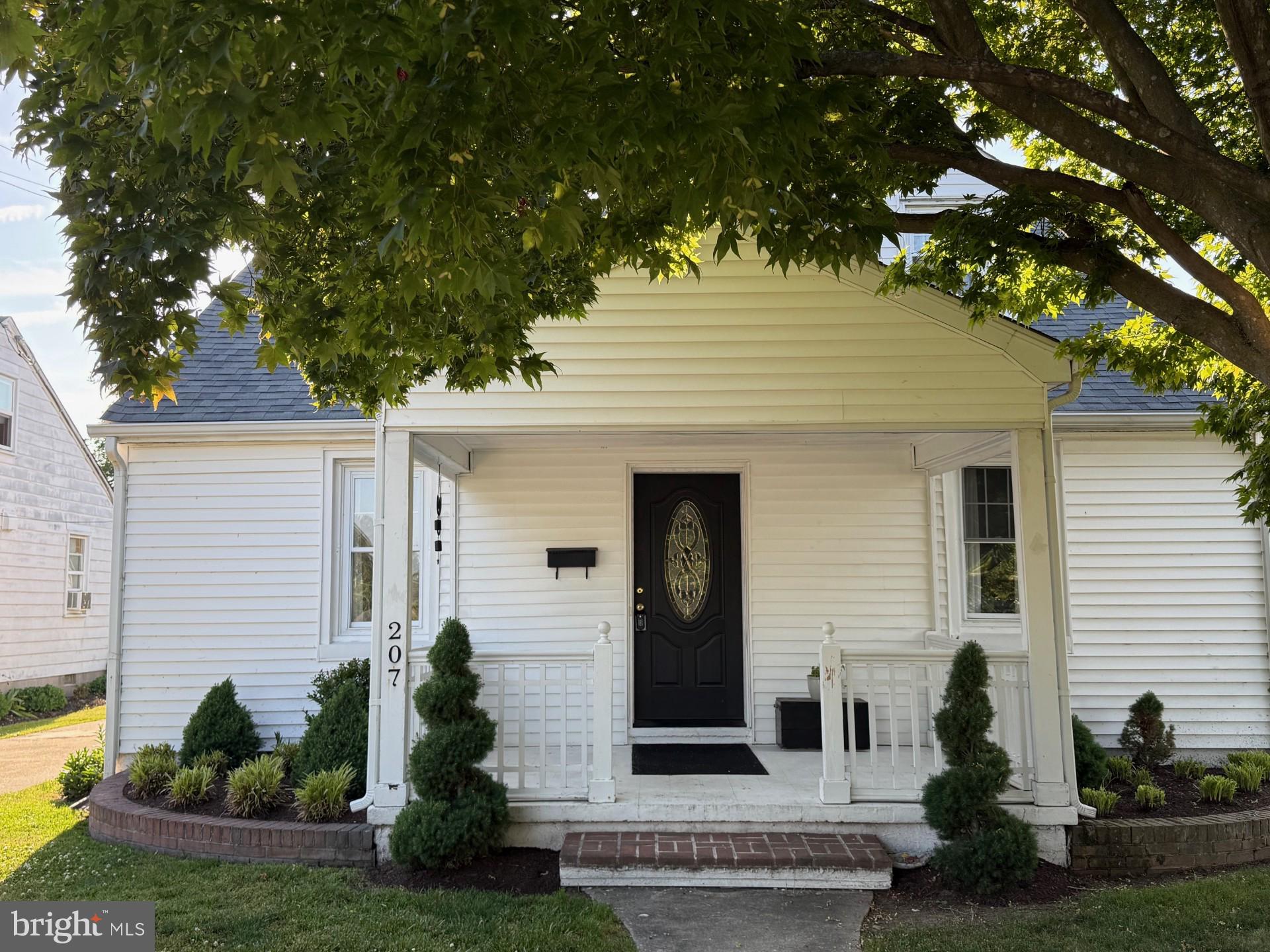 207 Crusader Road Cambridge, MD 21613 - Photo 4 of 76 a front view of a house with garden