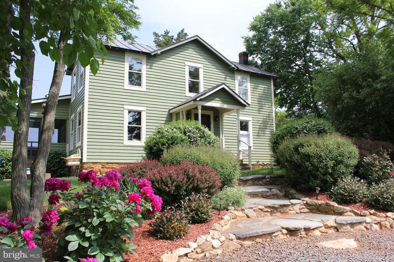 31 Starks Road Washington, VA 22747 - Photo 25 of 30 a front view of a house with a yard and fountain
