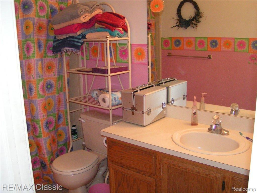 53081 Bates Road New Baltimore, MI 48051 - Photo 9 of 11 upper bathroom