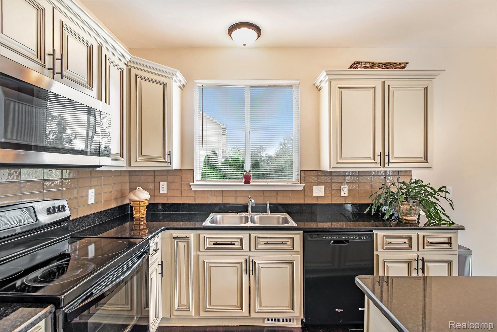 1377 Ridge View Court Grand Blanc, MI 48439 - Photo 13 of 36 17.jpg