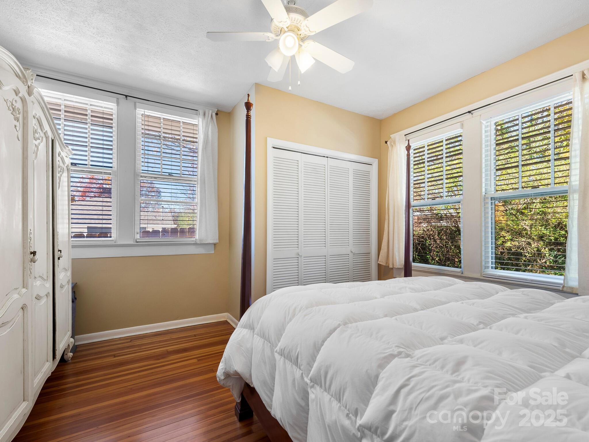 127 Pennsylvania Avenue Asheville, NC 28806 - Photo 25 of 48 a bedroom with a bed and a window