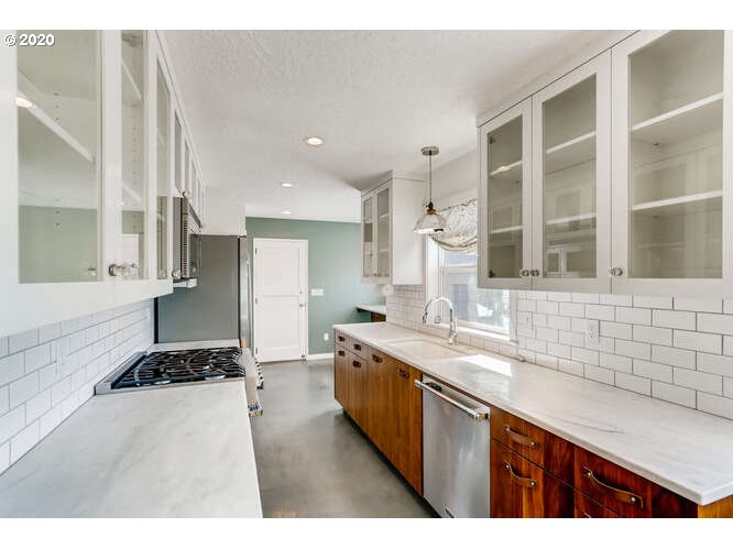 6614 Southwest Garden Home Road Portland, OR 97223 - Photo 9 of 30 Gallery Image 9