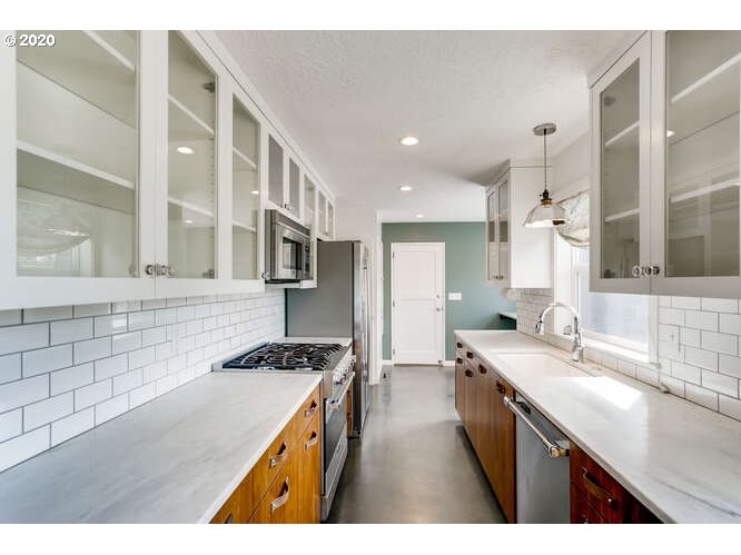 6614 Southwest Garden Home Road Portland, OR 97223 - Photo 10 of 30 Gallery Image 10