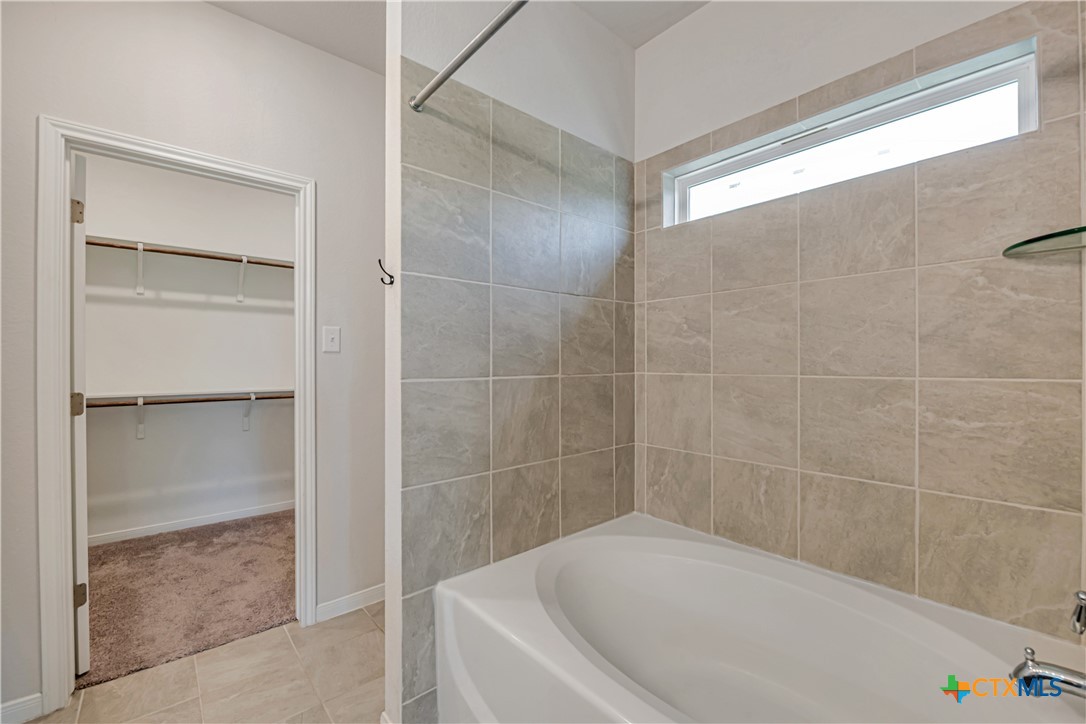 631 Friar Tuck Drive Temple, TX 76502 - Photo 21 of 36 a bathroom with a bathtub