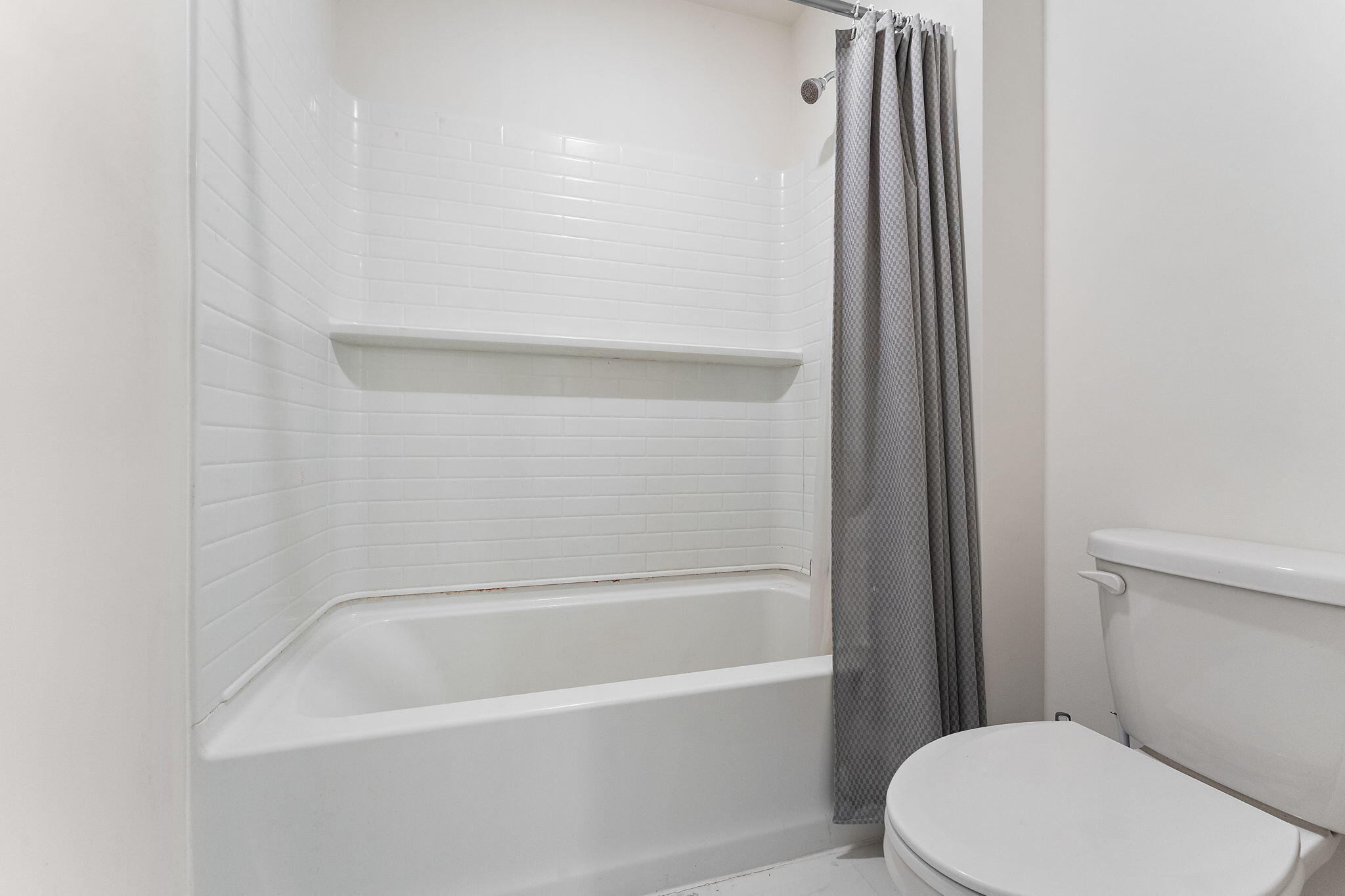 10453 Privet Drive Crown Point, IN 46307 - Photo 28 of 38 a bathroom with a toilet and a bathtub