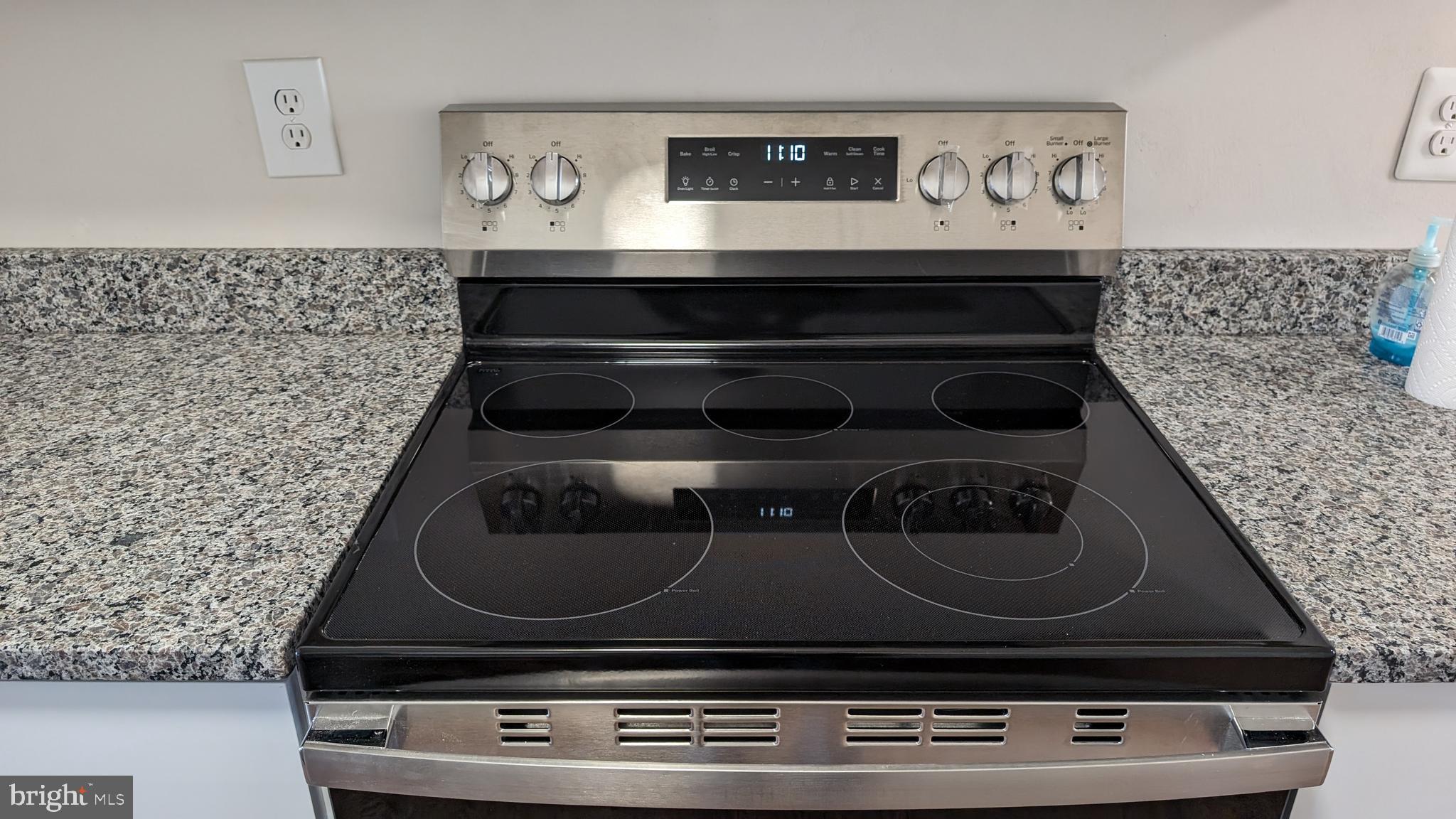 43 Vienna Court Frederick, MD 21702 - Photo 11 of 38 a stove top oven sitting inside of a kitchen