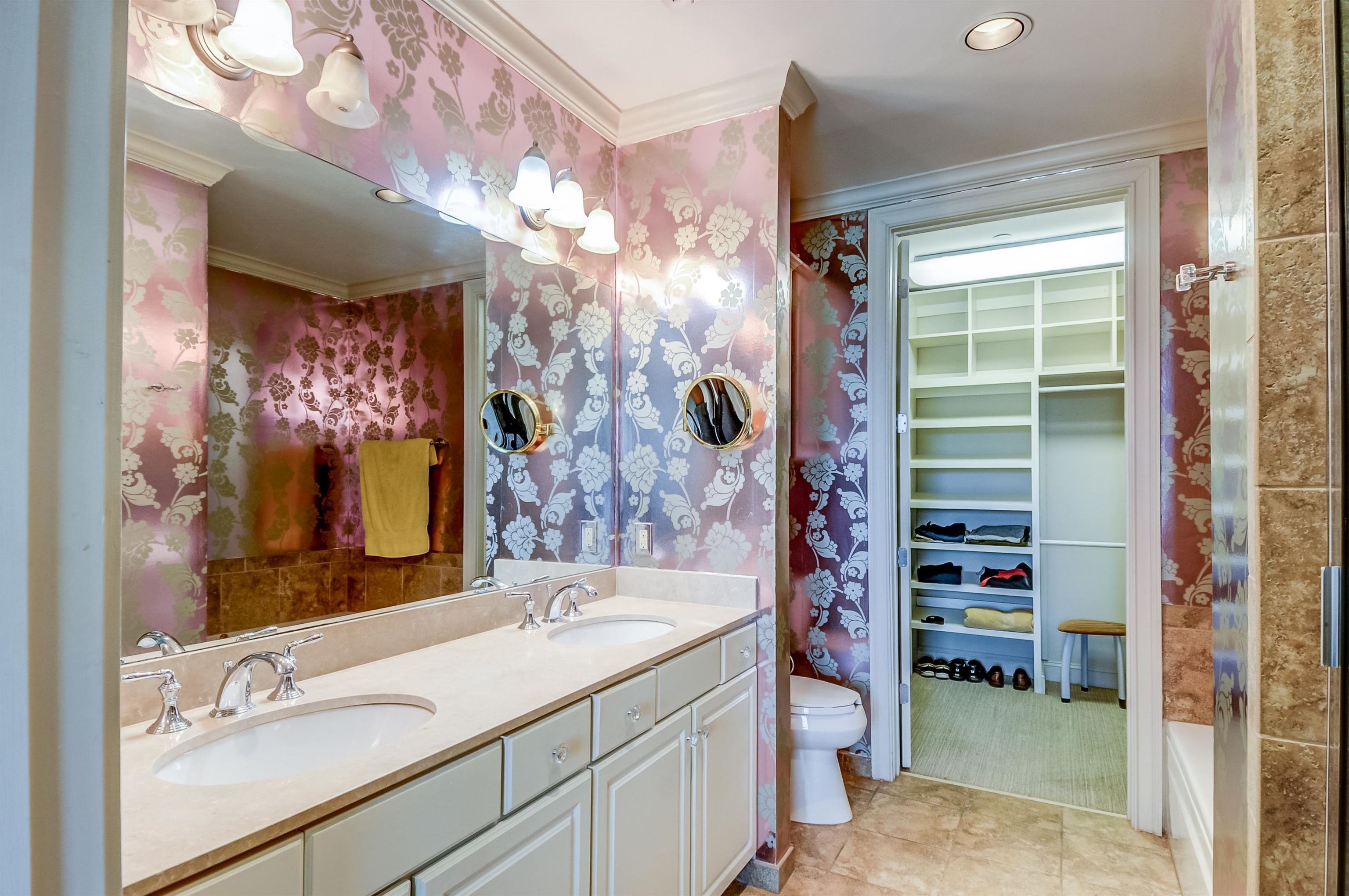 591 Lexington Road, Unit 303 Memphis, TN 38117 - Photo 21 of 34 a bathroom with a sink a vanity and a mirror