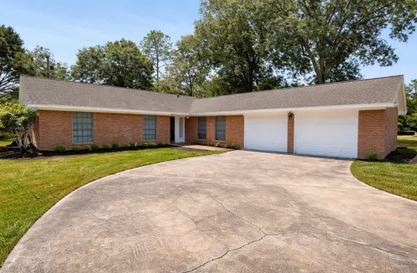 $2,275 | 205 East Crestmont Drive, Alvin, TX 77511