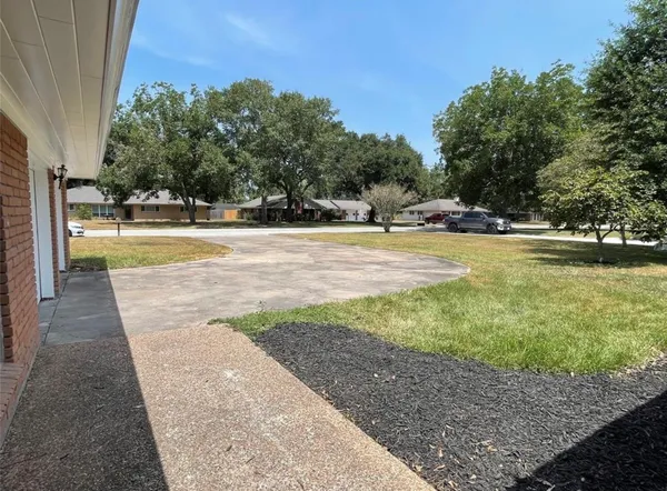 $2,275 | 205 East Crestmont Drive, Alvin, TX 77511
