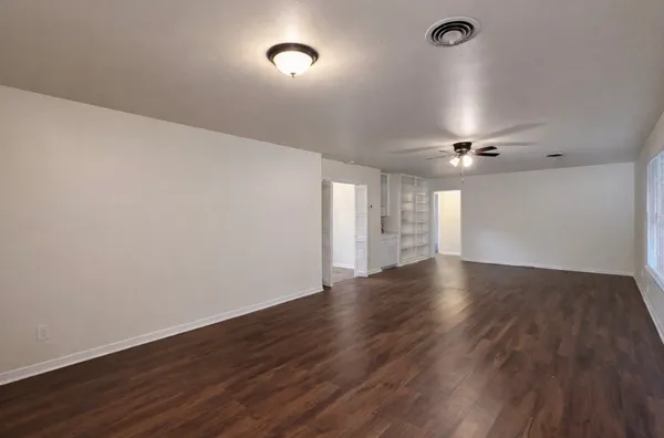 $2,275 | 205 East Crestmont Drive, Alvin, TX 77511