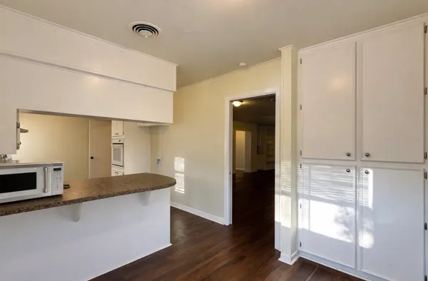 $2,275 | 205 East Crestmont Drive, Alvin, TX 77511