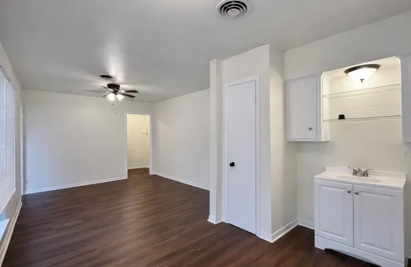 $2,275 | 205 East Crestmont Drive, Alvin, TX 77511
